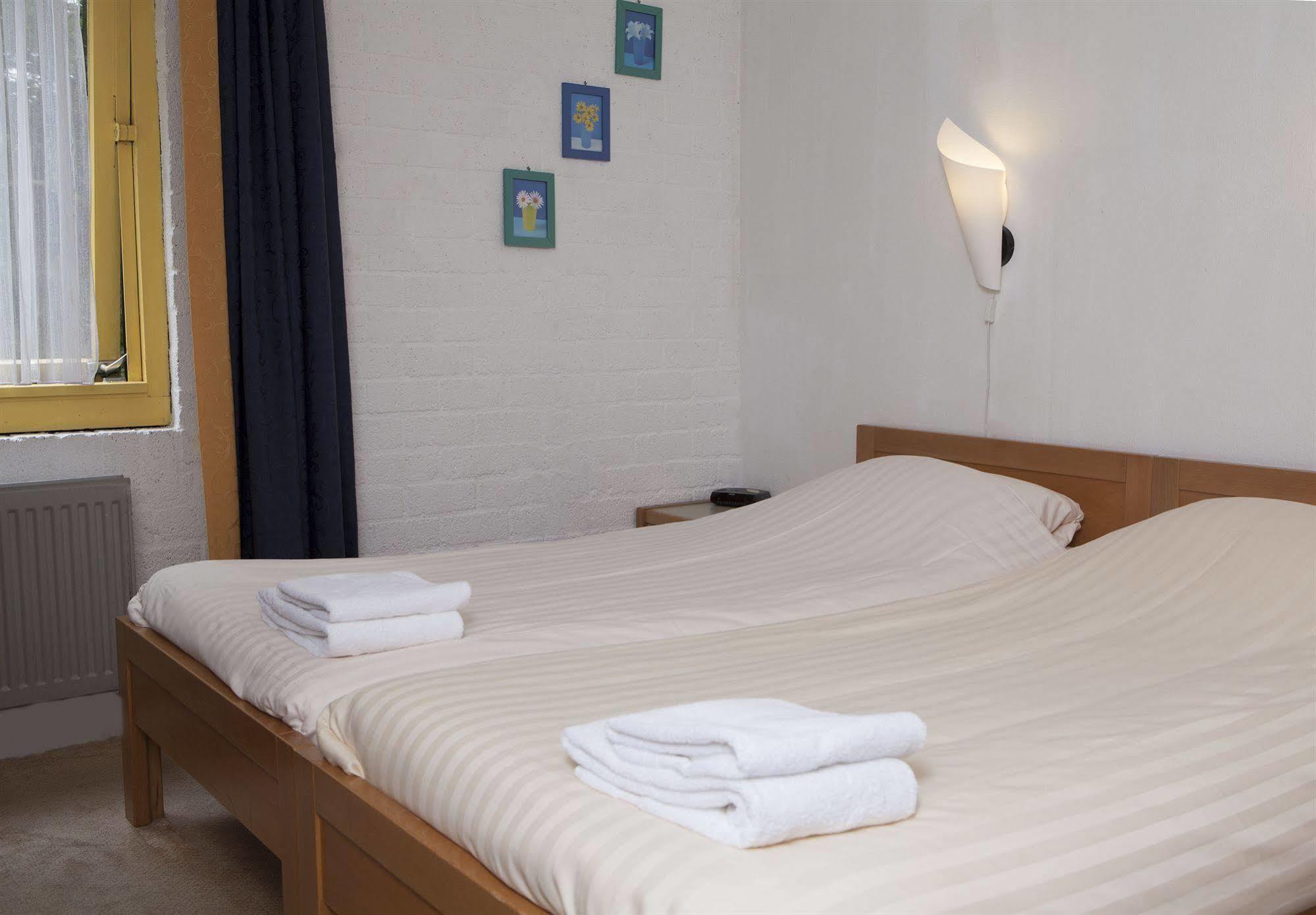 Hotel Restaurant 'De Oorsprong' Sint Nicolaasga Bagian luar foto